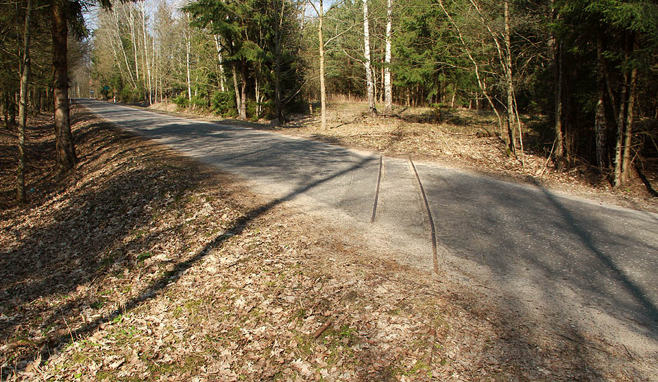 Poslední zbytky východní části prostřední větve drážky u běloruských hranic. První přejezd bývalého trianglu přes silnici č. 689.