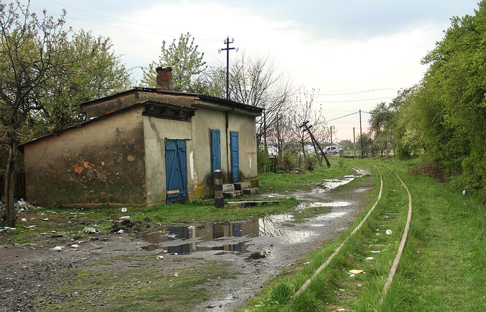 Příjezd do zrušené stanice Сілце vede okolo pustnoucích staničních záchodů.