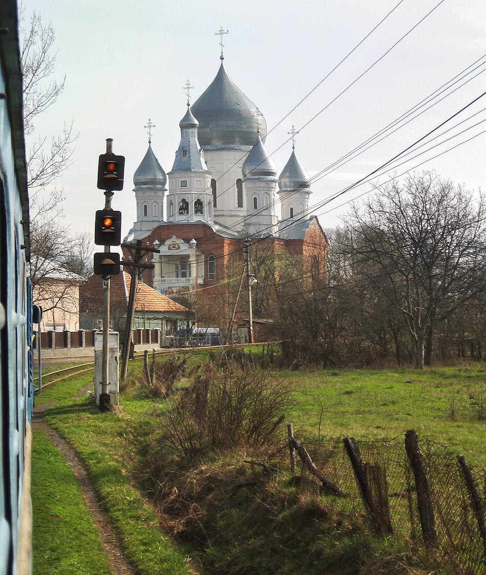 Příjezd do stanice Іршава v roce 2012. Rychlost 40 km/h a výstraha.