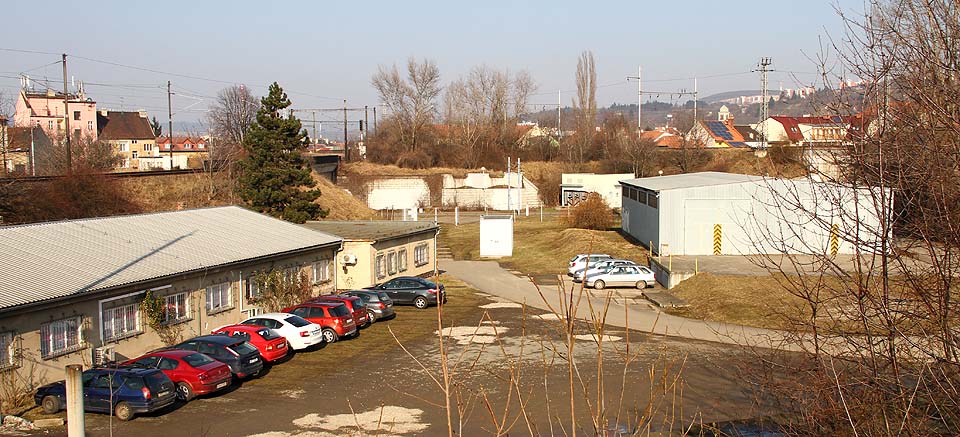 Pohled od budovy odbočky na mostní pilíře nad Nezamyslovou ulicí. Původní niveleta pláně byla asi o metr níže. V pozadí návěstidla odbočky Brno-Černovice zhlaví Táborská.