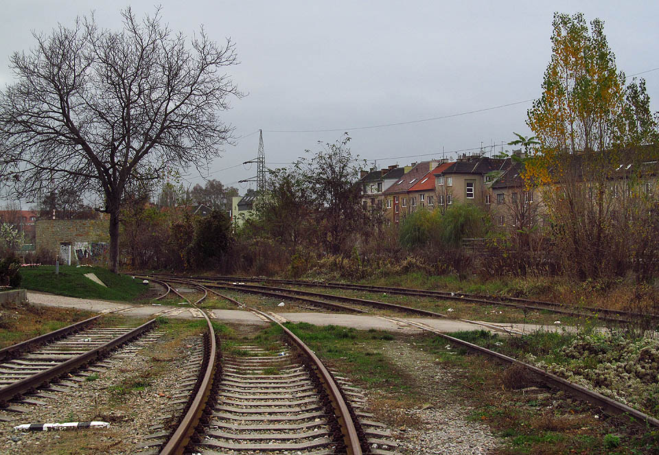 Pohled na severovýchod od teplárny na nákladiště Radlas pojmenované po stejnojmenné ulici. Romantický název pochází ze 13. století, kdy na místě dnešního nákladiště stála středověká osada. Zezadu zprava přicházela původní kolej dráhy Brno - Tišnov snesená v 60. letech 20. století.
