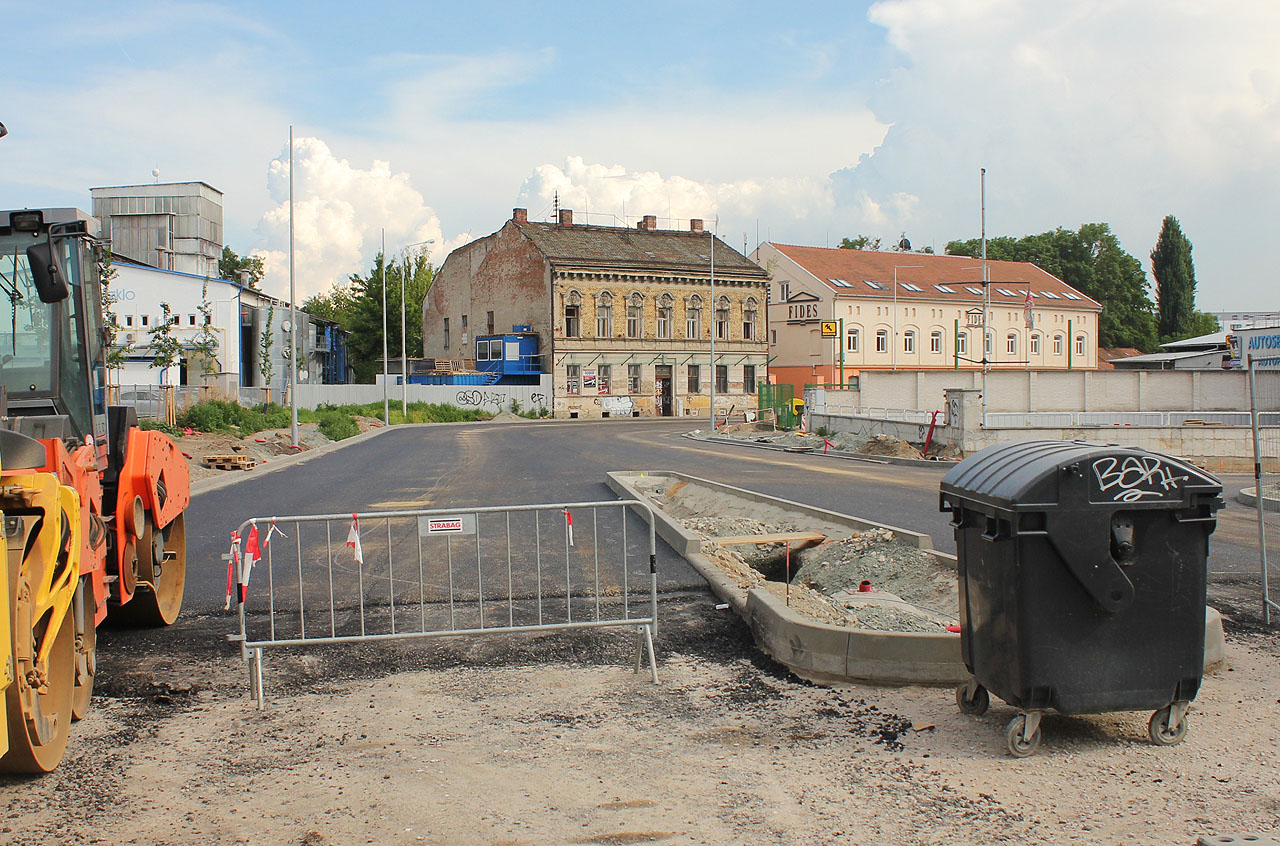 Pohled ulicí Dornych ve směru od Zvonařky. Vpravo je vidět starší dům Dornych 57, vlevo technologická zařízení společnosti Vodní sklo, která navazuje na takřka dvousetletou tradici škrobárenství a chemické výroby v Komárově.