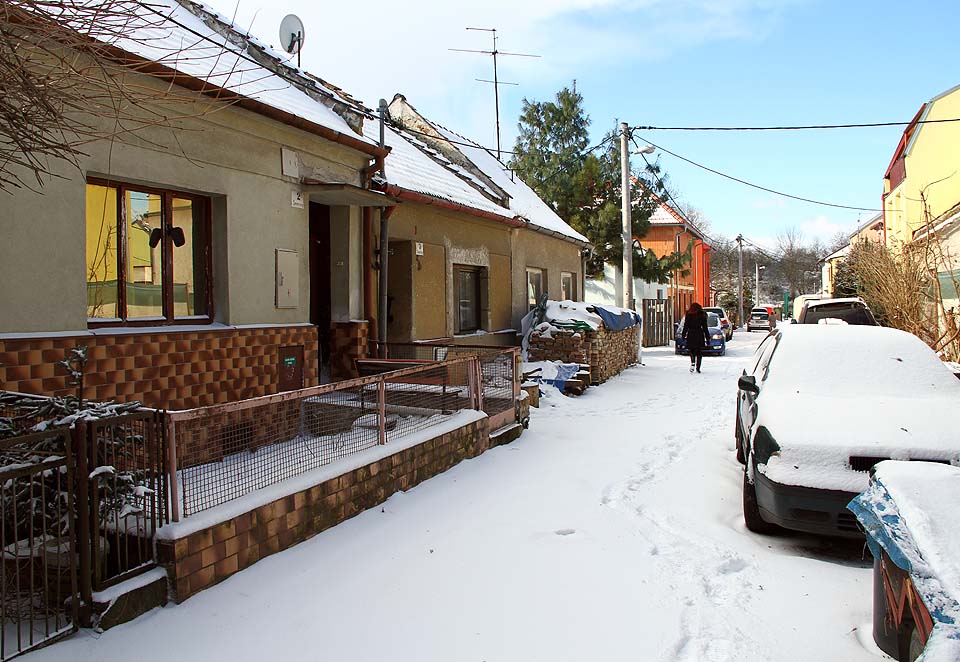 Jsou v Brně uličky, kde se čerstvý sníh neprohrnuje traktorem.