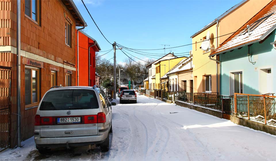 Jižní ulička v západní části kolonie Černovičky.