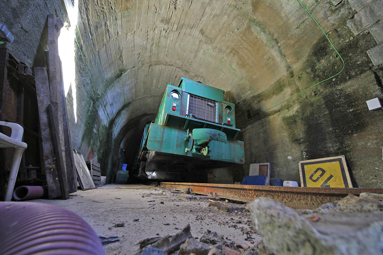 Na přelomu 60. a 70. let bylo naplánováno pokračování dráhy až do Gargantilly del Lozoya. Stavba byla dokonce započata ražbou tunelu Cotos, který však nikdy nebyl proražen pod sedlem až na druhou stranu. Jde tedy o vzácný slepý tunel s jediným portálem. V současnosti je uzamčen plechovými vraty a slouží jako depo pro dieselovou pracovní lokomotivu, která se tu skrývá pro případ potřeby prohranovat sněhové závěje na hřebeni. Foto pořízeno pod vraty.