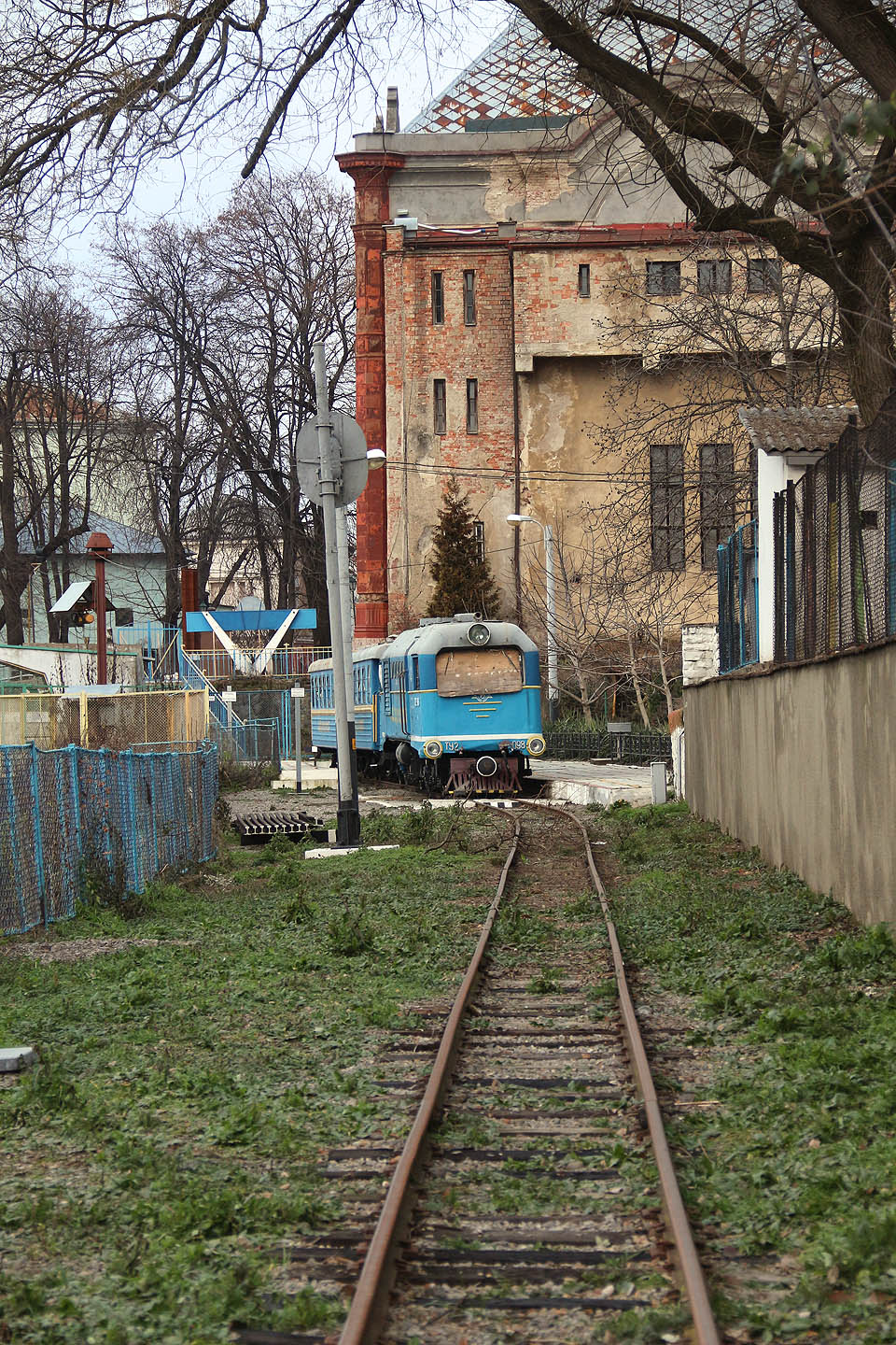 Jediný vlak na dráze čeká na konci roku 2017 na svůj jarní odjezd v jednokolejném úseku za severovýchodním zhlavím stanice Молодіжна.