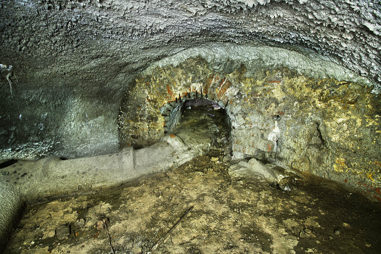 Podzemní prostory jsou zasypány zhruba do výšky jednoho metru sutí a mazlavým bahnem pocházejícím z přirozené vlhkosti a snad i průsaků z betonem oplácaného potrubí. To zabralo větši část profilu chodby vedoucí pod klášter.