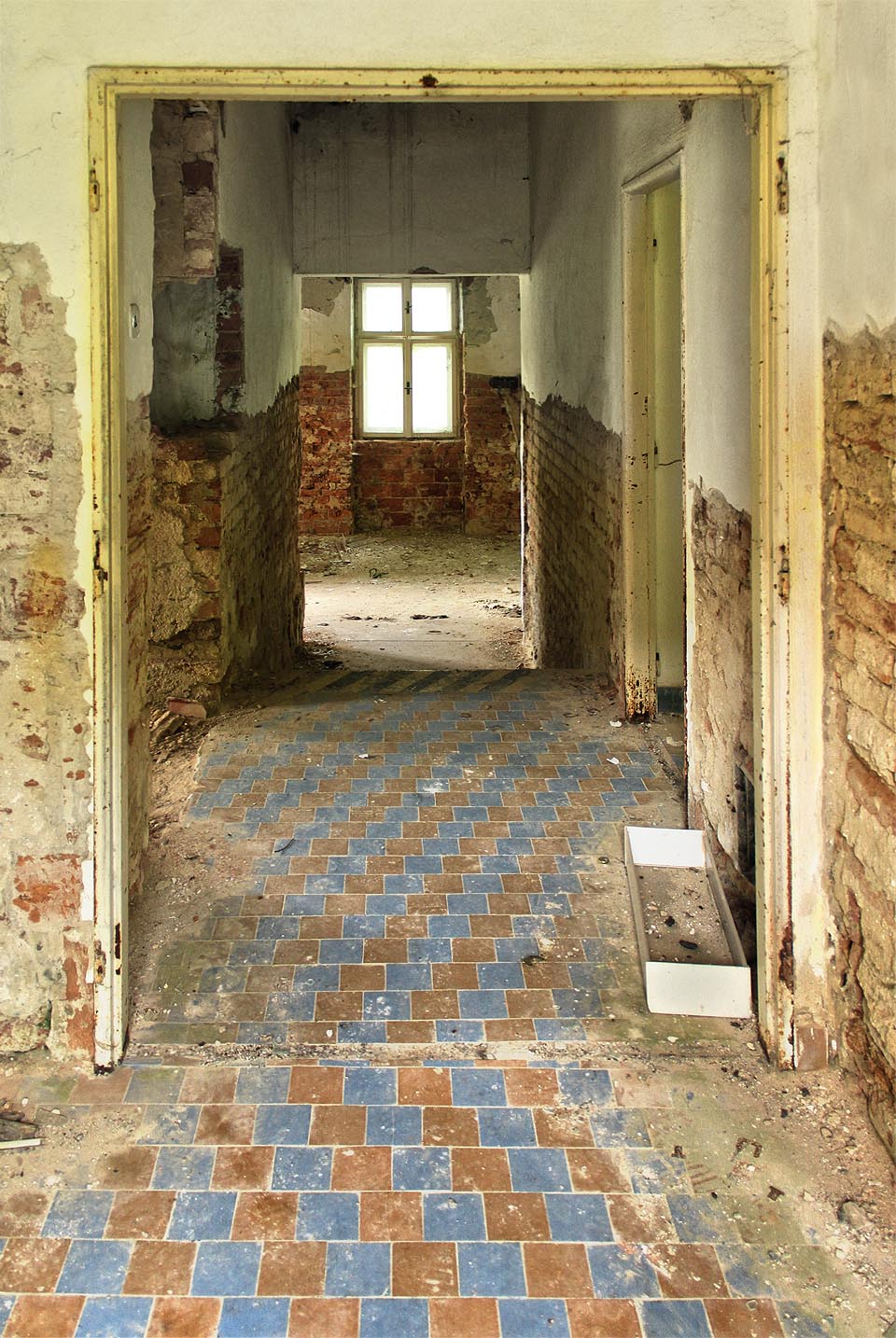 Vila Silesia s nedobovou, avšak na Budišovsku oblíbenou modrohnědou mozaikou.