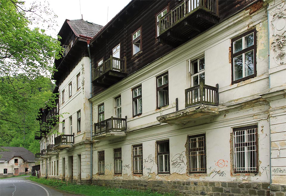 Nový léčebný dům Jánských Koupelí na břehu řeky Moravice.