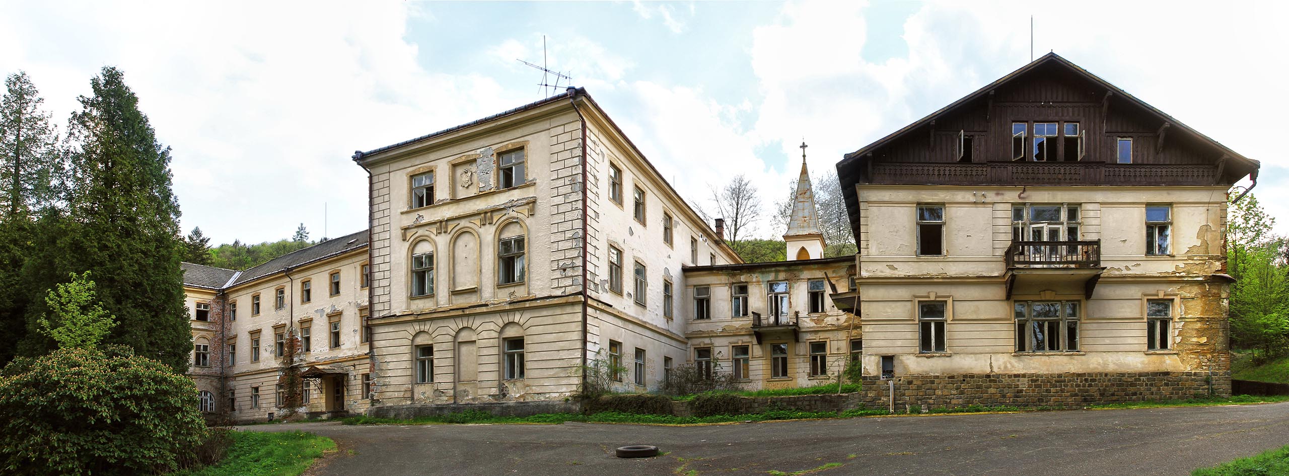 Jánské Koupele: hlavní budova lázní na břehu řeky Moravice.