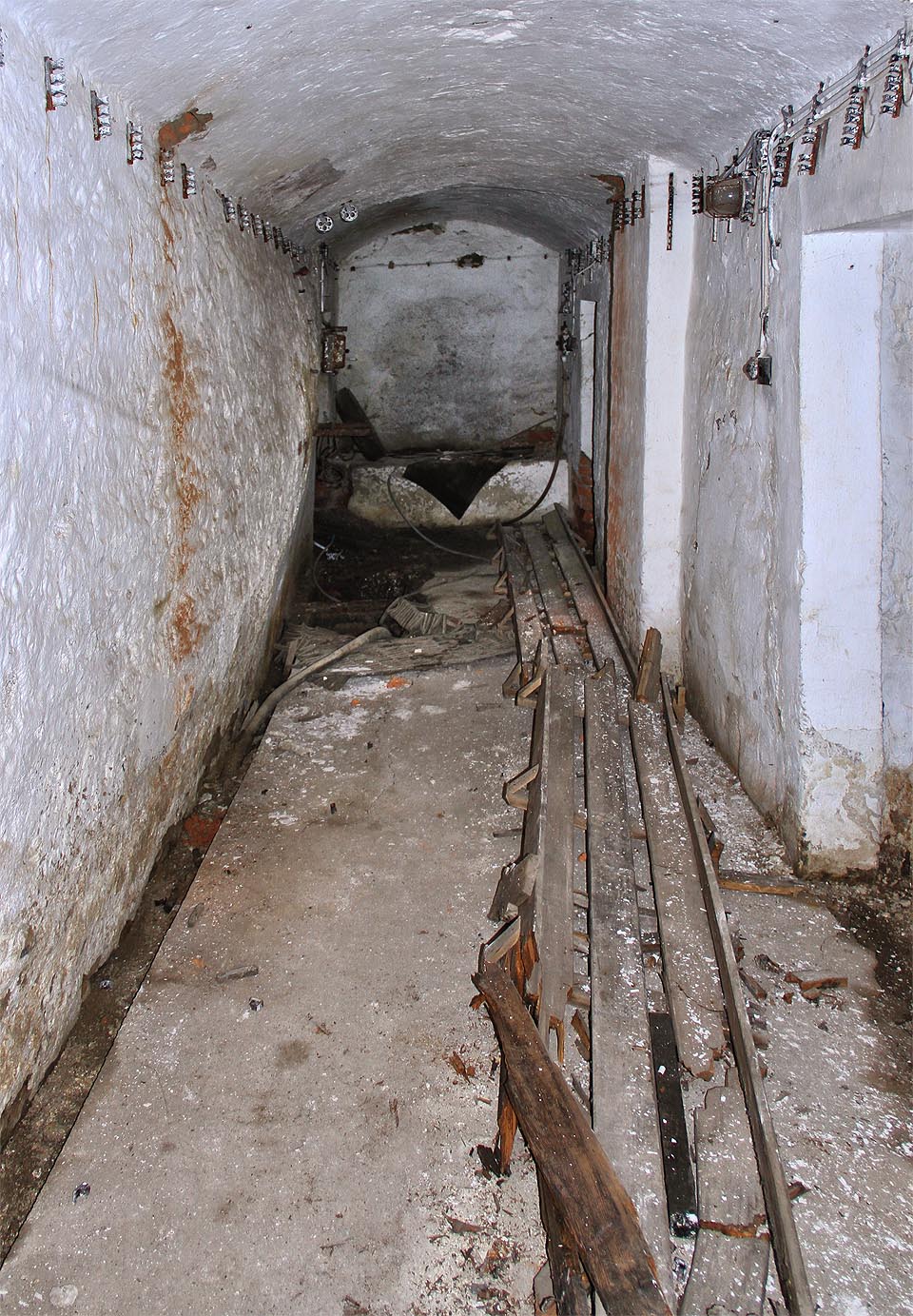 Pod hlavní budovou a přilehlými vilami lze najít i skromné podzemí.