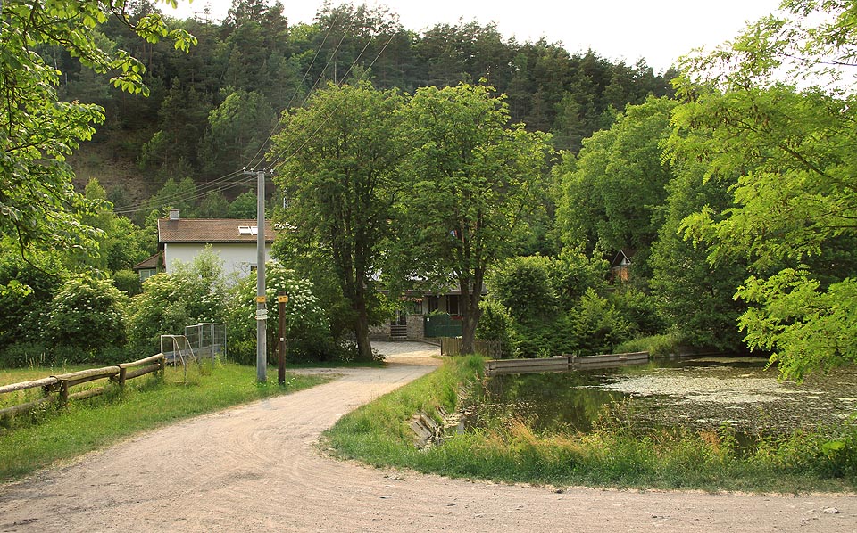 Současný pohled na budovu jehnické zastávky od východu ve směru přístupové cesty z Jehnic (dráha vedla za budovou, ještě dál se nachází současná trať).