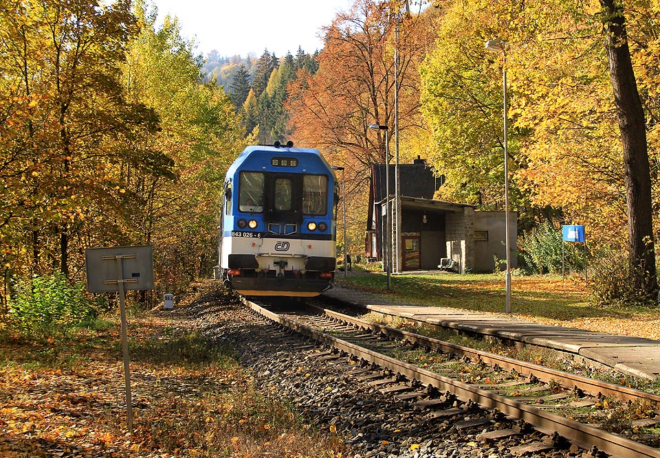 Rychlík 1129 projíždí dne 24. října 2015 zastávkou a hláskou Jívová na své pravidelné cestě z Olomouce do Ostravy.