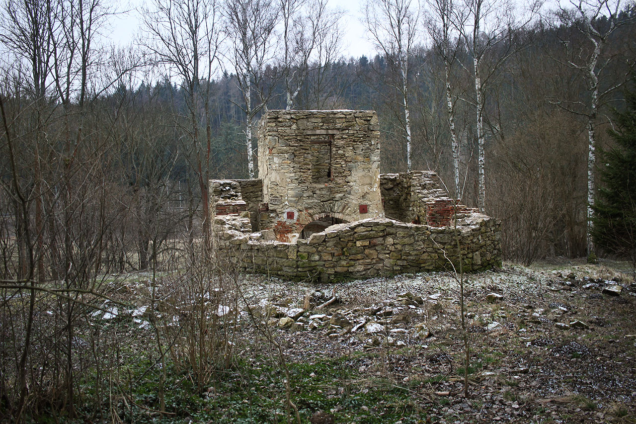 Pohled na kapli staženou ocelovými vazníky z Březovského lesa.