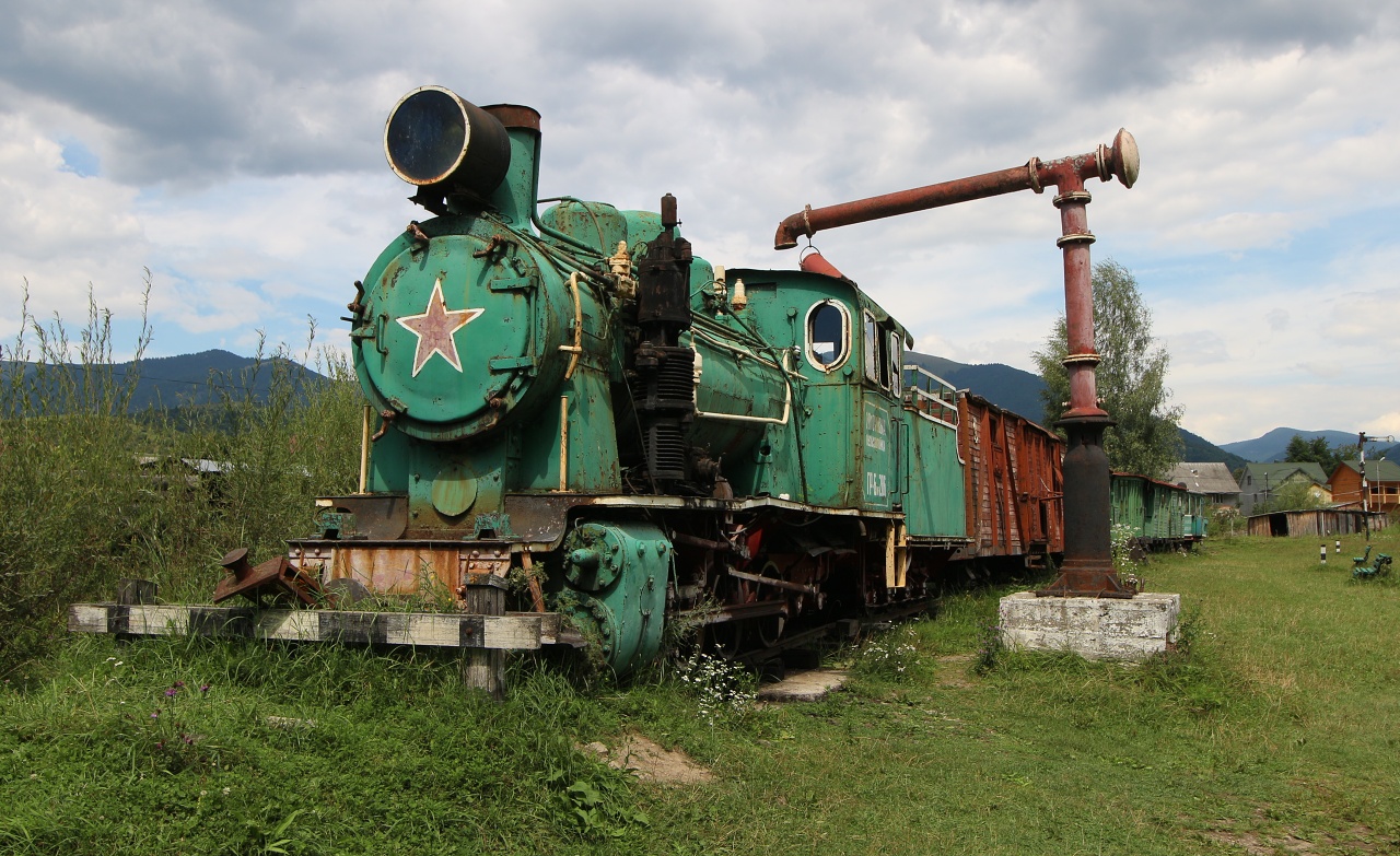 Chloubou drážky o rozchodu standardních sovětských 750 mm je německá parní lokomotiva babelsberské lokomotivky t. č. Karla Marxe z roku 1951.