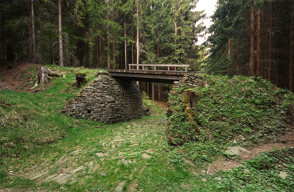 Most svážnice úzkokolejky v zaniklé osadě Josefová ve výšce 820 m n. m.