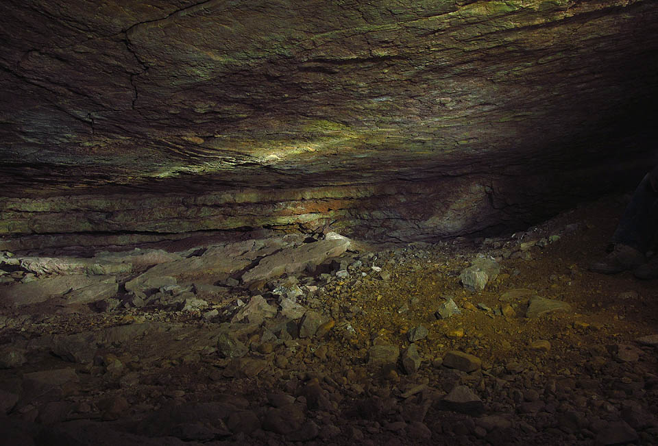 Deskovitý strop z barevného vápence v jedné z jeskyní.