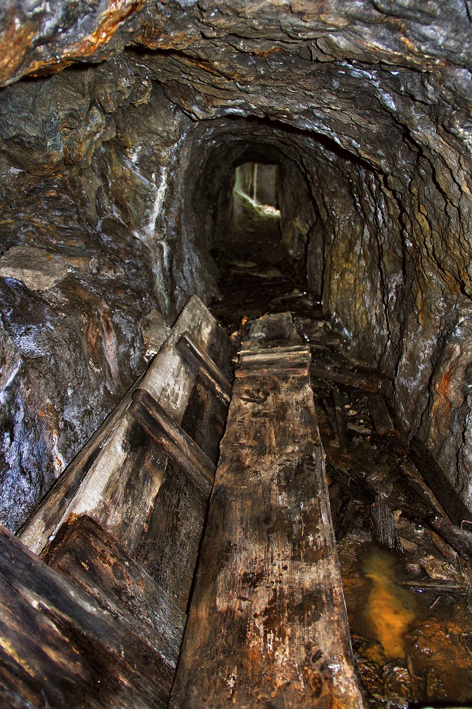 Vzhledem k hladině podzemní vody ve štole, nanosili dovnitř návštěvníci řadu dřevěných či kamenných pomůcek k překonávání zatopených míst.
