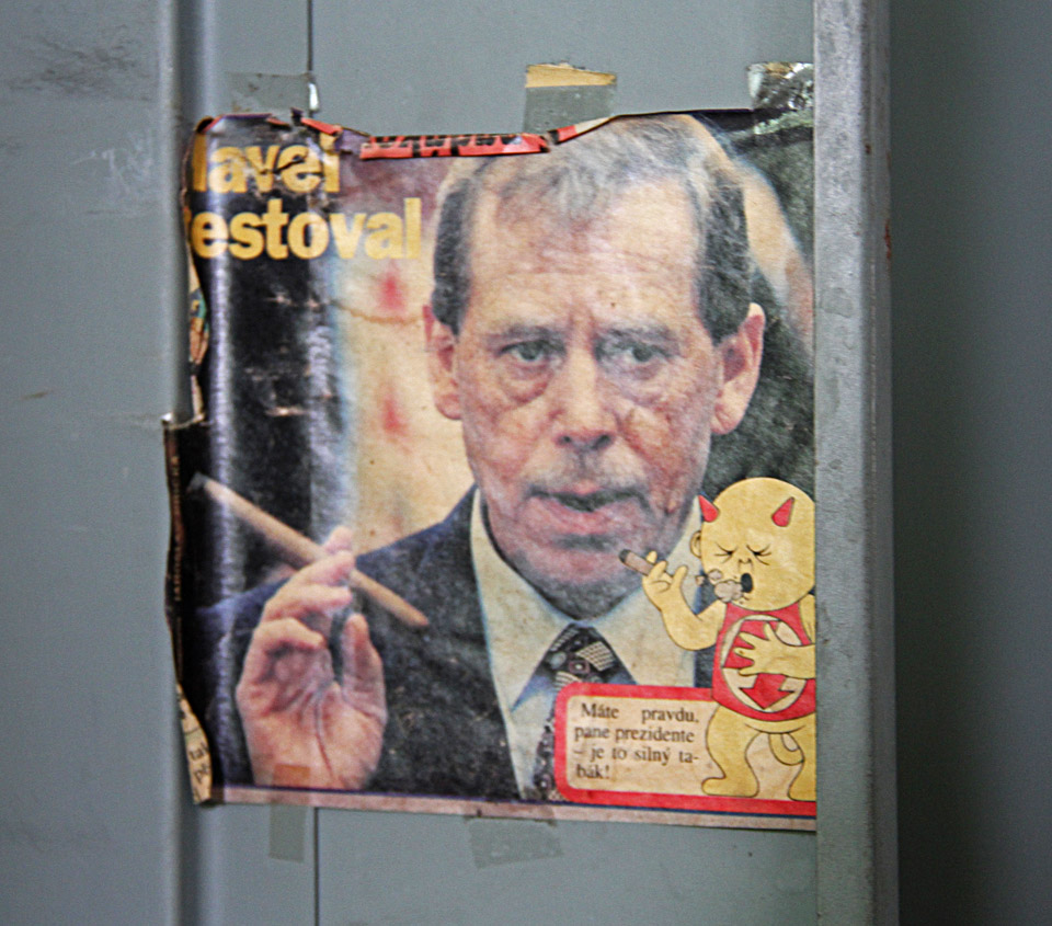 Nezodpovězená zůstane také otázka, co by prezident Václav Havel řekl na kauzu „popelníček“ prezidenta Miloše Zemana. Holt silný tabák…