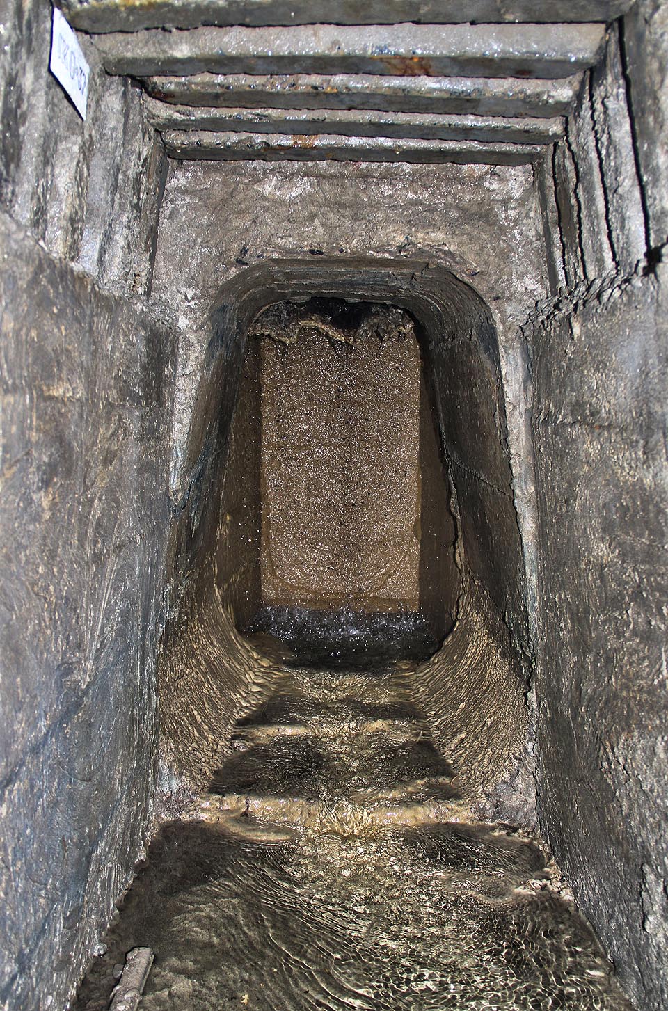 Jen o pár metrů výš se nachází úžasný labyrint drenážních chodeb pod starobylými budovami kláštera a jeskyněmi, ve kterých žili před tisíciletím poustevníci. Jako vždy má ale další cesta jeden háček…
