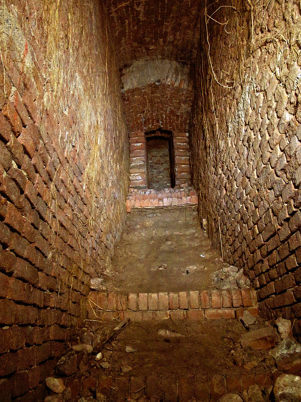Podzemní schodiště klesá na úroveň dna jámy. Později bylo zazděno a ještě později opět prokopáno.