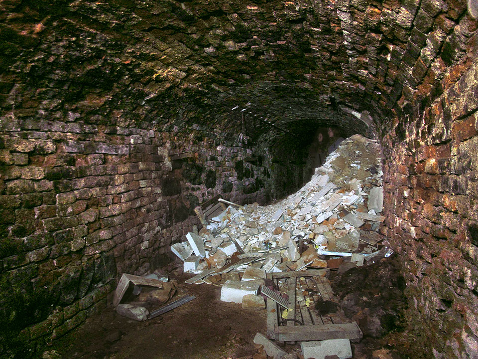Na několika místech využili vyklizené prostory štol zlenivělí dělníci, kteří podzemí využili jako skládku odpadního materiálu.