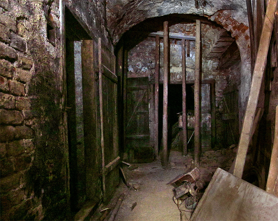 Západní část podzemního bludiště je tvořená zrušenými sklepy a sklady.