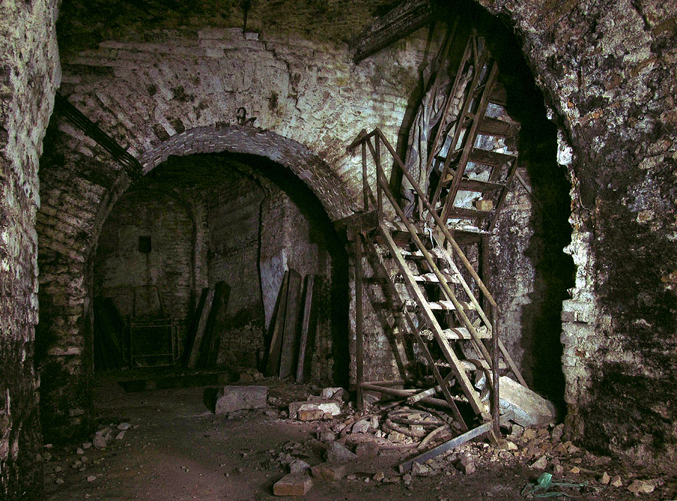 Bizarní kovové schodiště sloužilo pro přístup z horních pater, dnes již částečně neexistujících.