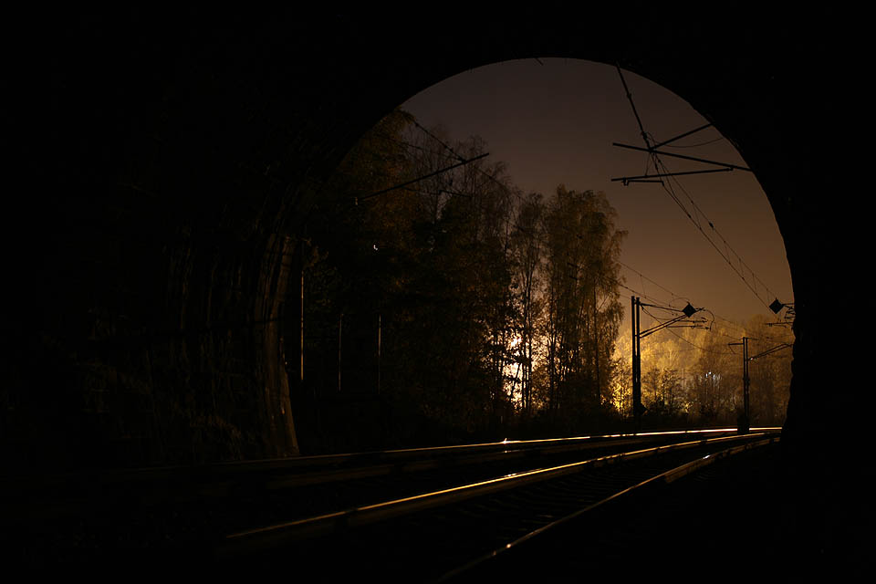 Z jižního portálu tunelu lze již zahlédnout samotnou stanici Havlíčkův Brod.