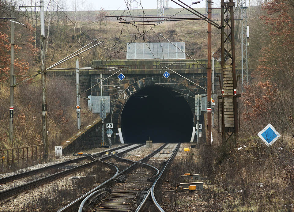 Podzemní rafinérie je bez lana přístupná pouze skrze Havlíčkobrodský tunel, a tedy pouze v době výluky železniční trati. Zastavení provozu po neoprávněném vniknutí do tunelu by totiž pátrače mohlo přijít poněkud draho, o smrtelném nebezpečí v úzkém tunelu nemluvě.