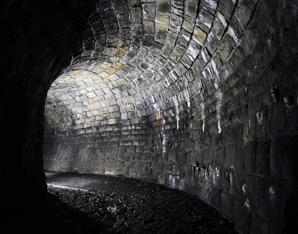 Největší chodba, vyzděná z typického hrubě opracovaného kamene (tzv. železniční žula) neobvykle zatáčí devadesátistupňovým obloukem do chodby rovnoběžné se samotným tunelem.