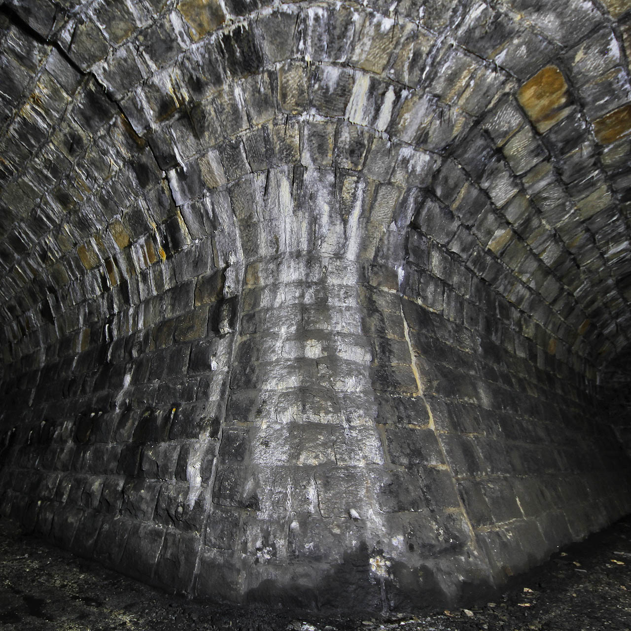 Netypickým prvkem podzemí je pravoúhlé ohbí klenutí chodby nesené masivním kamenným pilířem.
