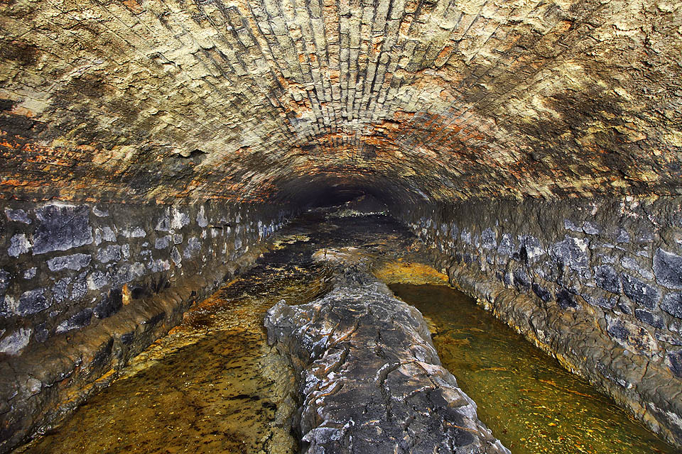 Tunel pod kolejištěm je poměrně nízký, dosahuje sotva 2 metry. Nicméně původní hloubku lze odhadovat jen podle podstavy kamenných stěn, podlaha je dávno zanesena olejnatými nánosy a bahnem.