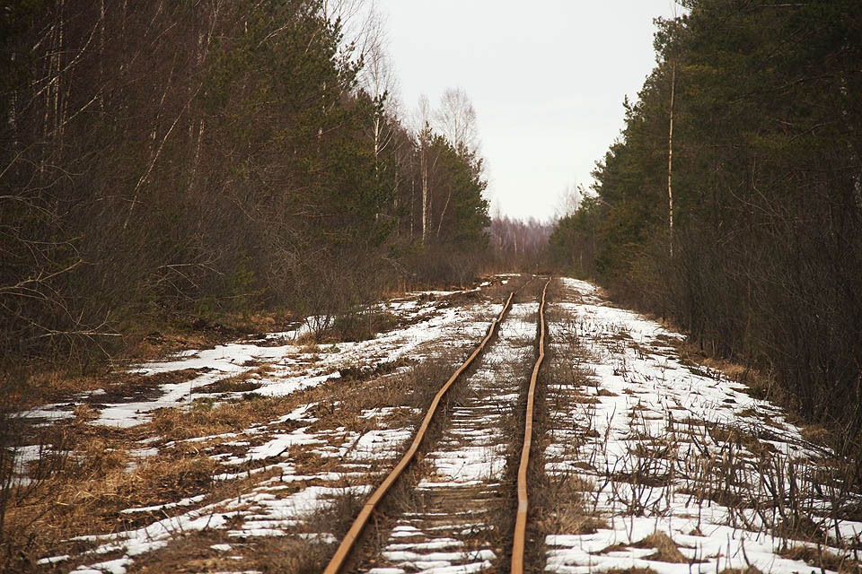 Původně z nádraží vybíhaly celkem čtyři tratě. Dvě jsou již zrušené, k severu ale stále vede mezi zbytky sněhu rezivějící kolej k rašeliništím.