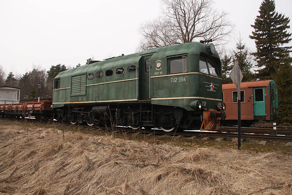 Typický dříč sovětských úzkokolejke - lokomotiva ТУ2-094 byla vyrobena v roce 1957 v kalužském závodě a jezdila postupně v Estonsku na dráze Tallin–Väike, lotyšské Valmieře a v litevském Panevėžysu, aby se v roce 2008 vrátila zpět do Estonska do Lavassaare.