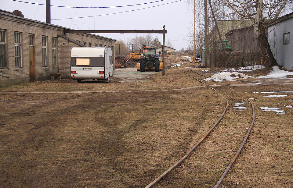V nedalekém poloopuštěném závodu v Lavassaare vak už lze narazit na pouhé zbytky trati, kterou pohlcuje zemina.
