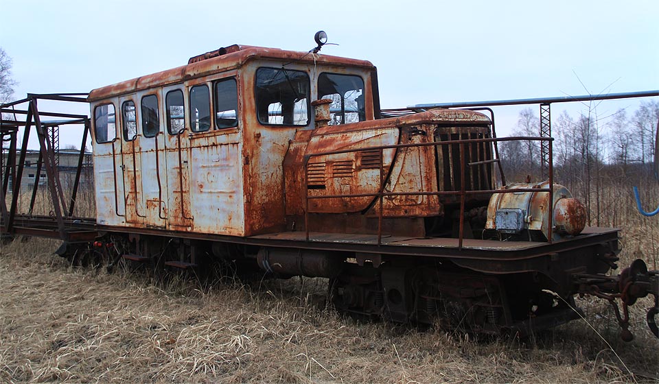 Stav motorové lokomotivy/drezíny ЭСУ2А-856 z roku 1988 je povážlivý. V roce 2018 ještě nebylo na případnou záchranu pozdě…