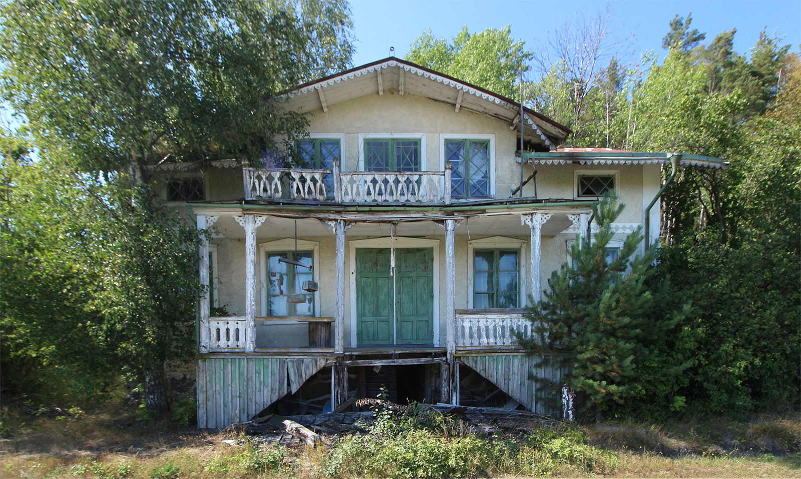 Honosná fasáda opuštěného domu v Långrådně zaujme kolemjdoucí svojí malebnou zpustlostí. Dům vypadá z hlavní ulice větší než opravdu je díky relativně malým oknům a dvěřím.