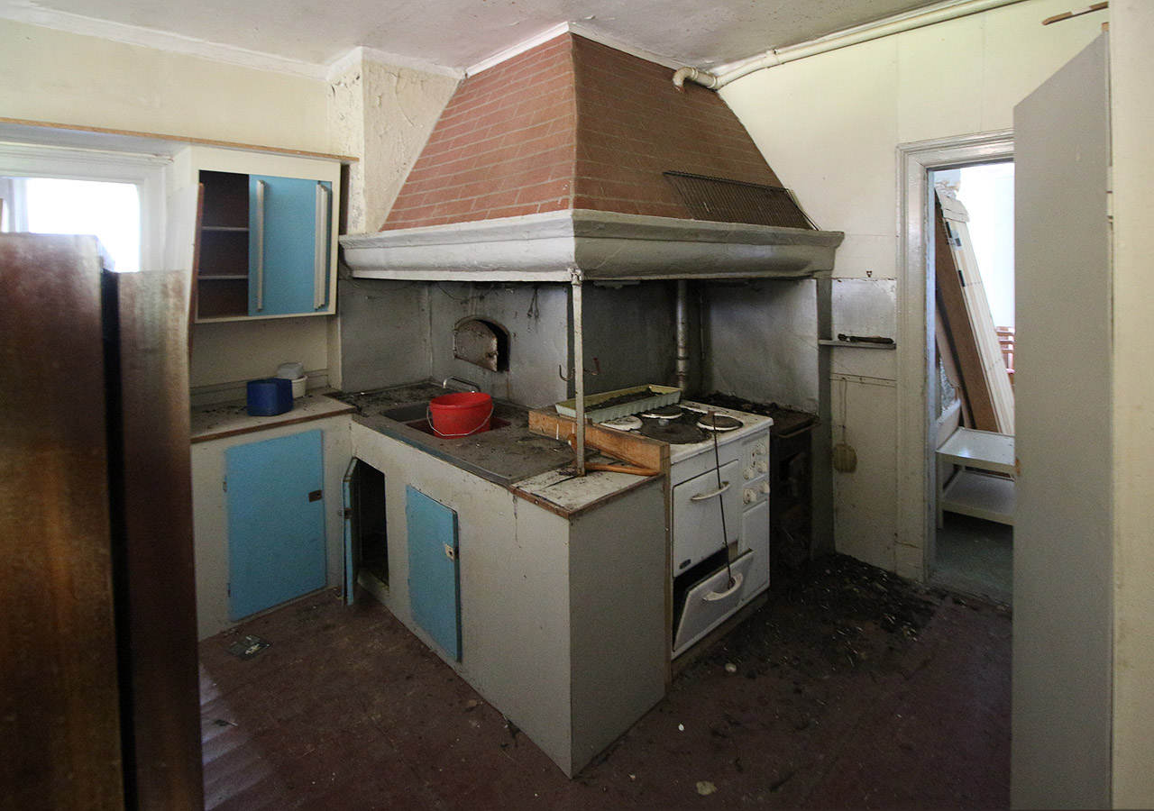 Nesporným centrem opuštěného domu je ohromná pec v kuchyni, vytápějící hned čtyři okolní místnosti. V drsných podmínkách švédské zimy bez ústředního topení jde o absolutní nutnost.
