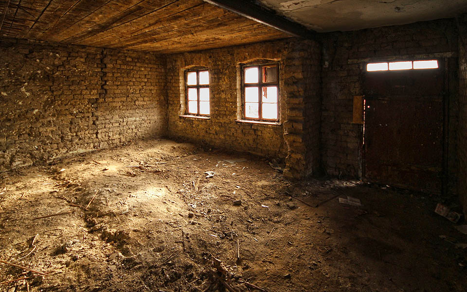 Bez podlahy vypadá vlastně jediná vnitřní místnost spíše jako chlév než jako lidské obydlé ve 21. století.