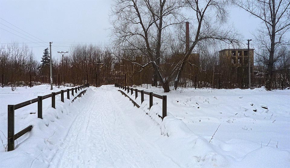 Až roztaje sníh, budou na mostě vidět drážky po kolejnicích.