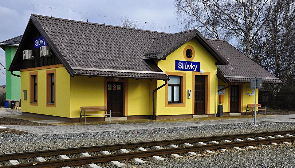 Staniční budova v Silůvkách po rekonstrukci v roce 2010 barevně prokoukla. Foto: Jan Rybníček.