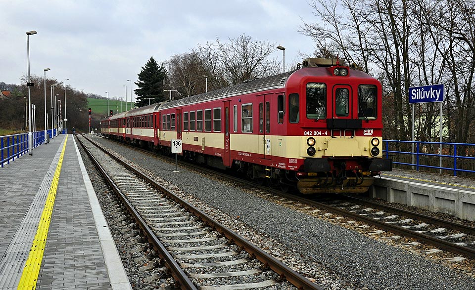 K Moravským Bránicícm se rozjíždějící se osobní vlak 4444… Foto: Jan Rybníček.