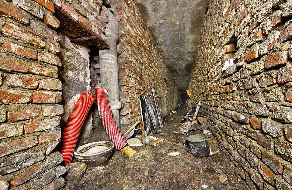 Dříve chodba spojovala sklepy domů na Hoppově ulici, ze kterých tak bylo možno vstoupit do zrušených pivovarských sklepů, později přeměněných na protiletecké kryty. Přibližně v roce 2017 však byly vstupy do domovních sklepů nově zazděny a celý systém podzemních prostor osiřel. Zpřístupněn z povrchu byl v roce 2018 při opravě kanalizace (na snímku netradičně instalovaná záchodová mísa v průběhu opravy).