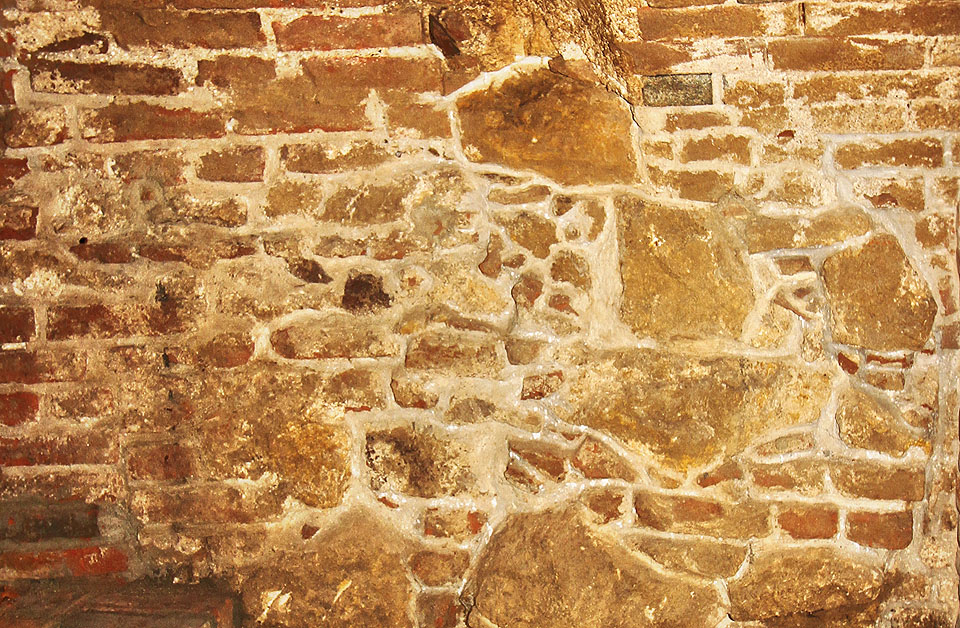 Smíšené, cihlovo-kamenné zdivo svědčí spíš o větším stáří sklepů, které mohou mít věk i několika stovek let.