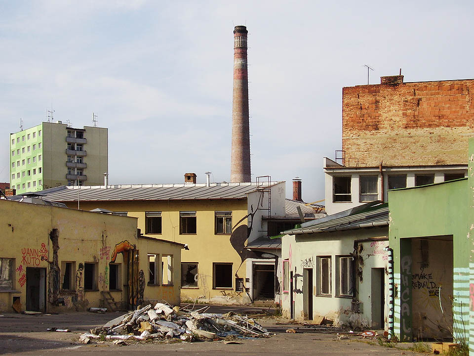 Textilní továrna Kras několik měsíců před svým definitivním zánikem v roce 2007. Areál se stal volným působištěm zlodějů, narkomanů, dobrodruhů všeho druhu, sprejerů, umělců a redaktorů Správného směru.