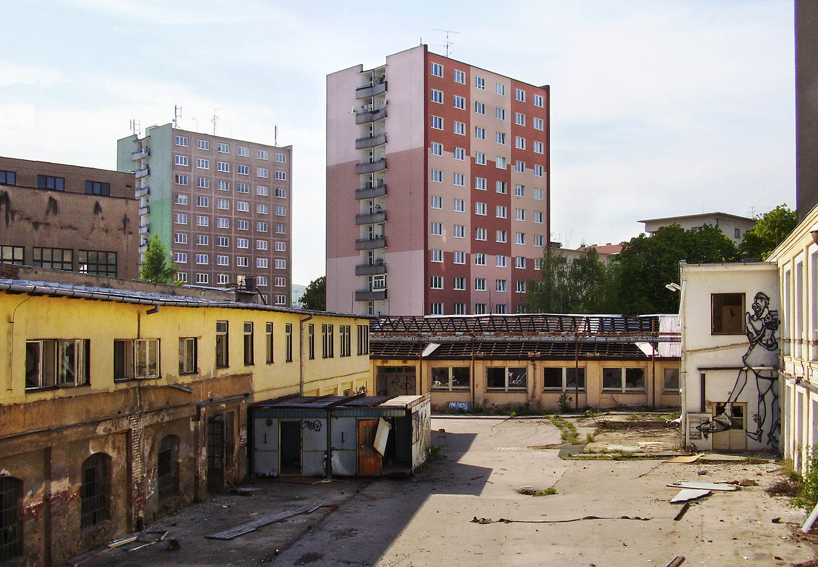 Centrální dvůr v textilce. Z okolních dvanáctiposchoďových domů, které měly podle plánů z 60. let 20. století stovřit nové Staré Brno, bylo dobře vidět každodenní ruch v továrně.
