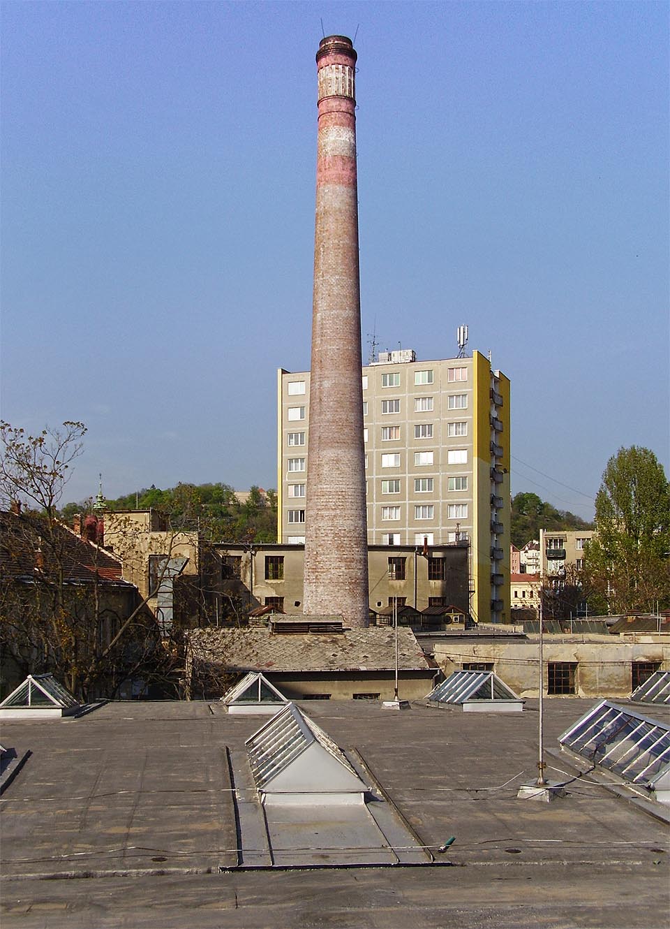 V Krasu se také původně nacházely dva cihlové komíny vysoké zhruba 50 m. Jejich zbouráním přišlo Brno o další dva mlčenlivé svědky průmyslové éry 19. století.