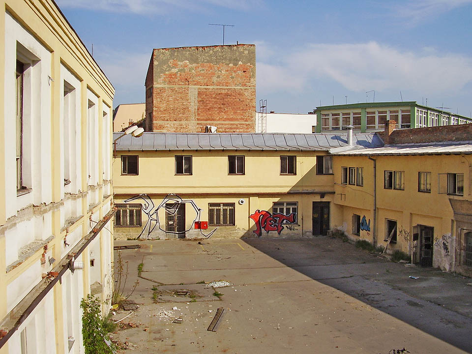 Pohled na centrální tovární dvůr od západu, ze strany Mendlova náměstí.