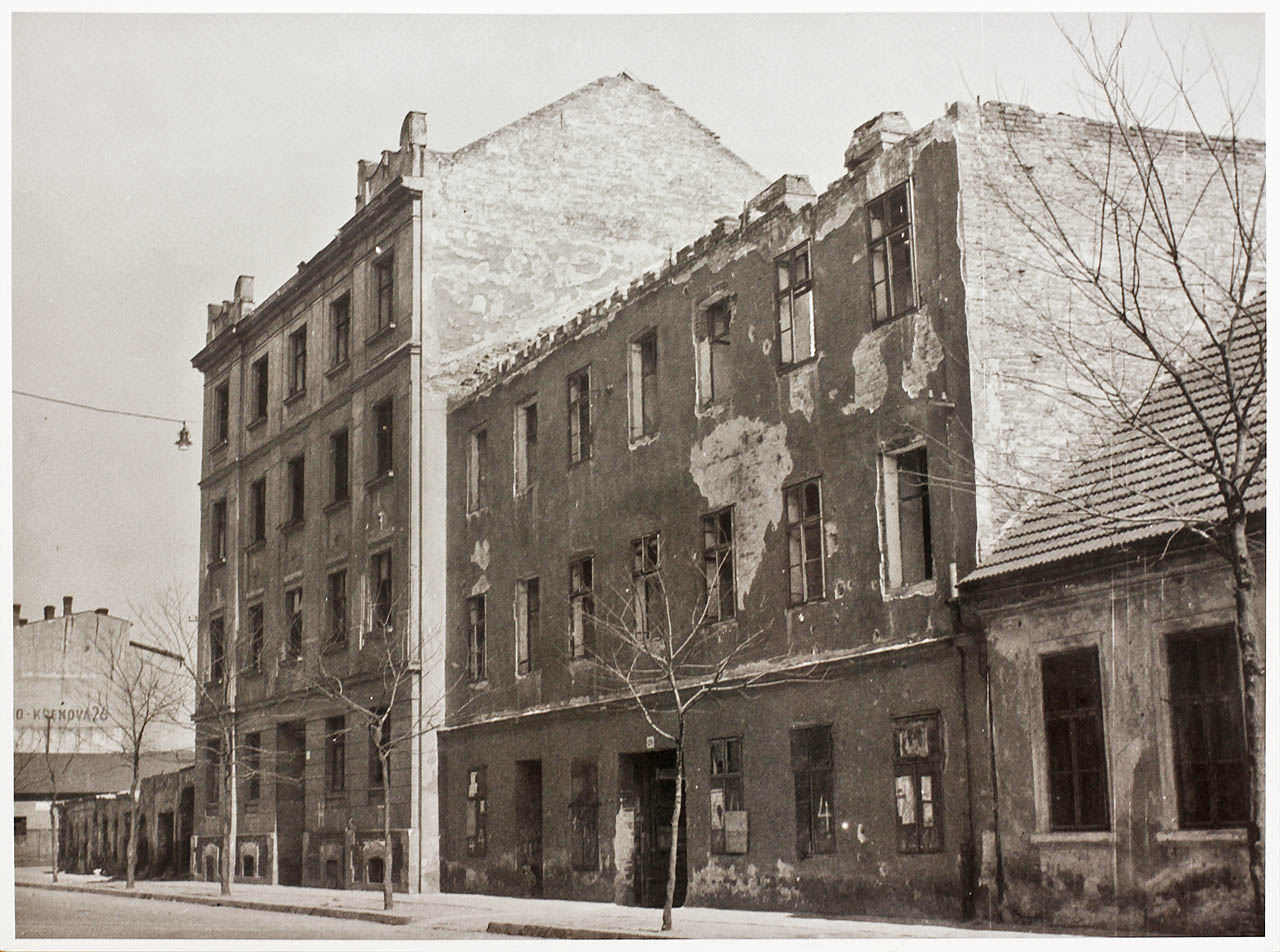 Dům č. 27 a dům č. 29 bez střechy na trnité ulici v brně. Foto z Archivu města Brna XII b 37.